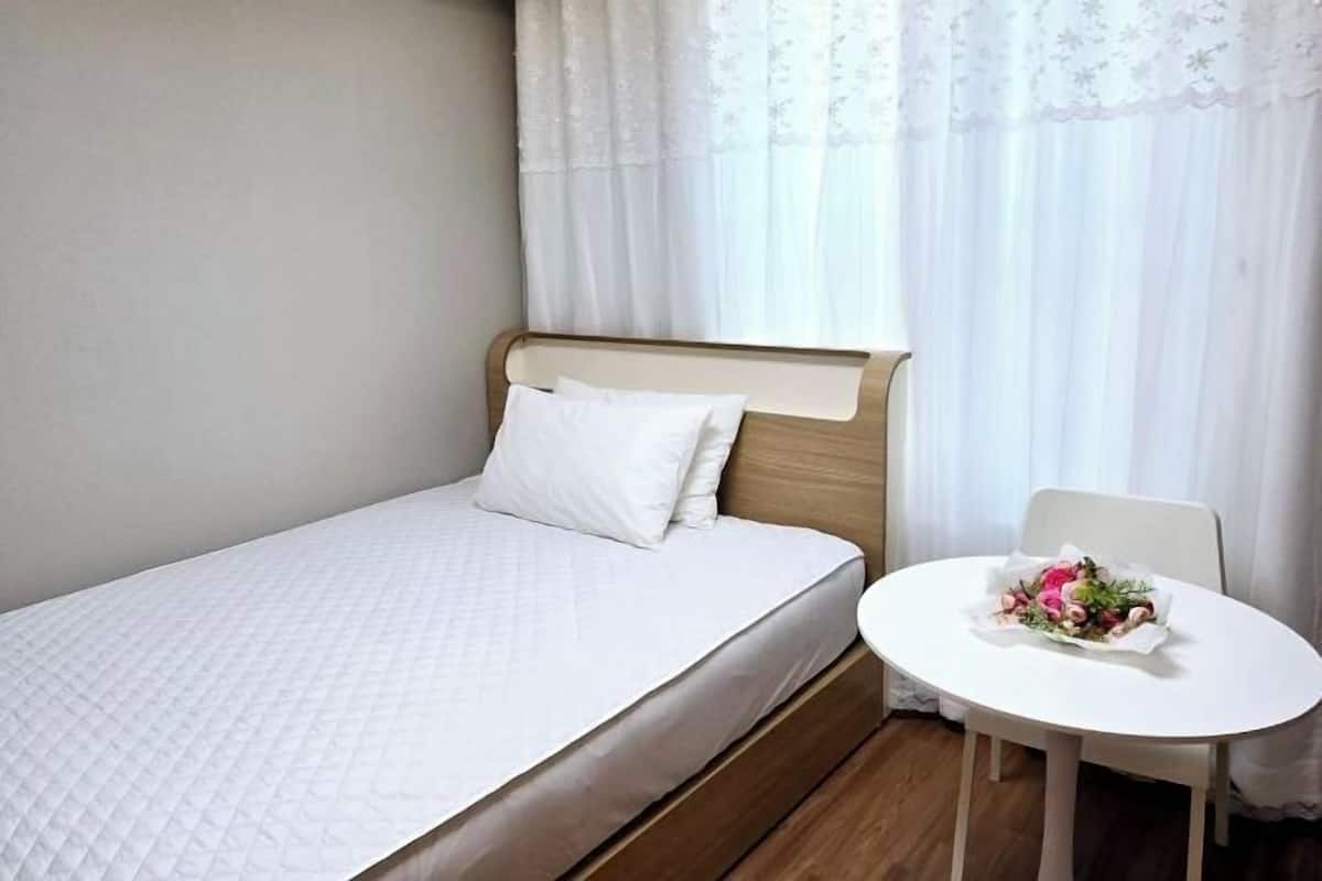 Ropa de cama hipoalergénica y escritorio