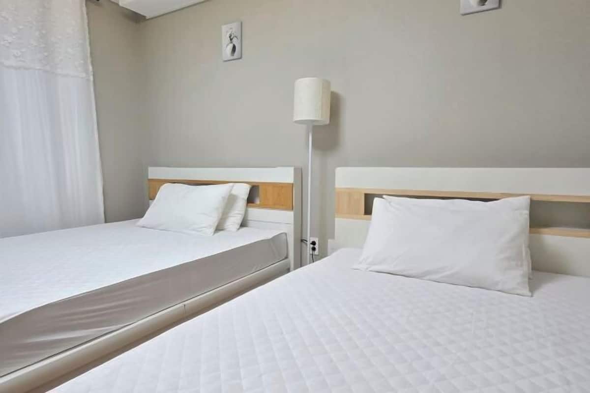 Ropa de cama hipoalergénica y escritorio