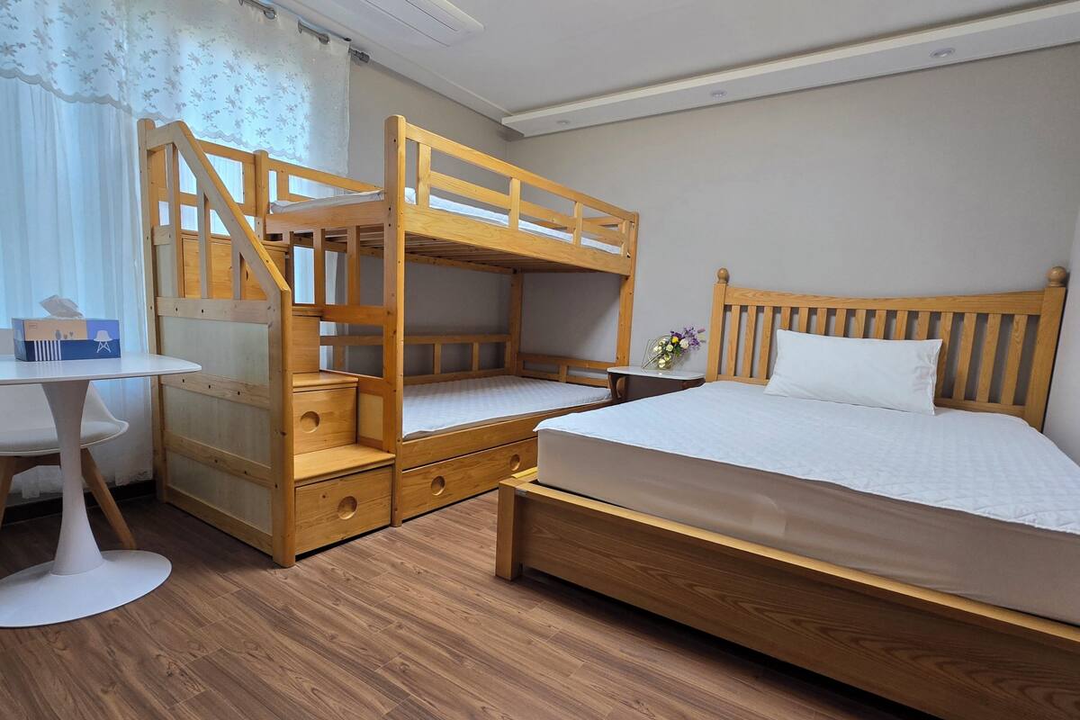 Standard Quadruple Room, Multiple Beds, Non Smoking (non-Korean nationals only) | เครื่องนอนป้องกันสารก่อภูมิแพ้, โต๊ะทำงาน, พื้นที่ทำงานแบบใช้แล็ปท็อป