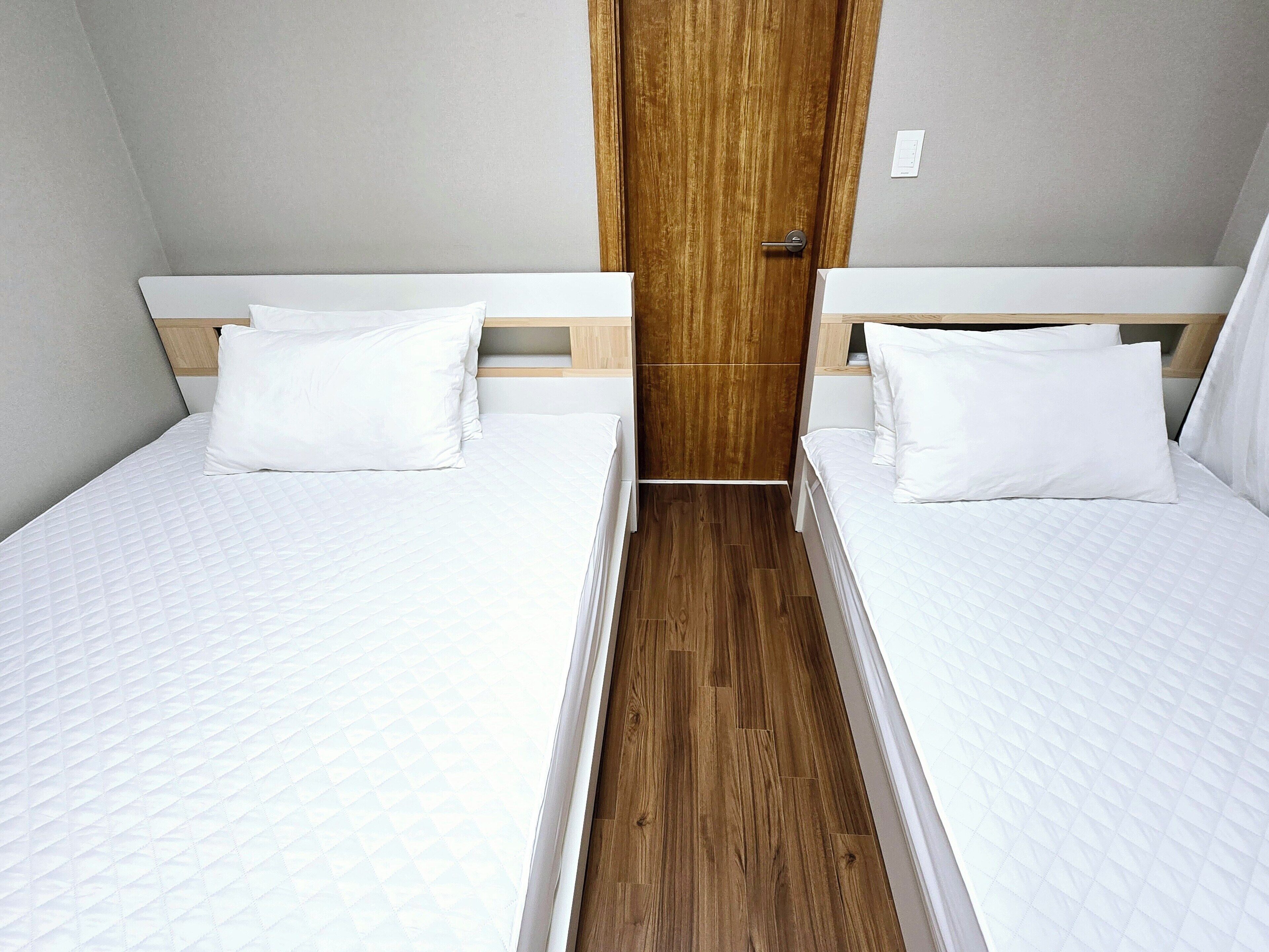 Standard Triple Room (non-Korean nationals only) | Roupas de cama antialérgicas, escrivaninha