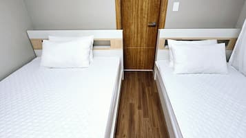 Standard Triple Room (non-Korean nationals only) | Ropa de cama hipoalergénica y escritorio