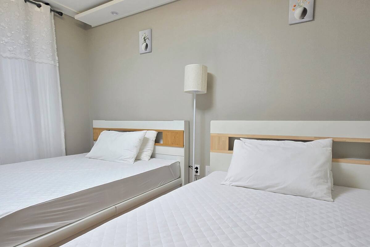 Standard Quadruple Room (non-Korean nationals only) | เครื่องนอนป้องกันสารก่อภูมิแพ้, โต๊ะทำงาน, พื้นที่ทำงานแบบใช้แล็ปท็อป