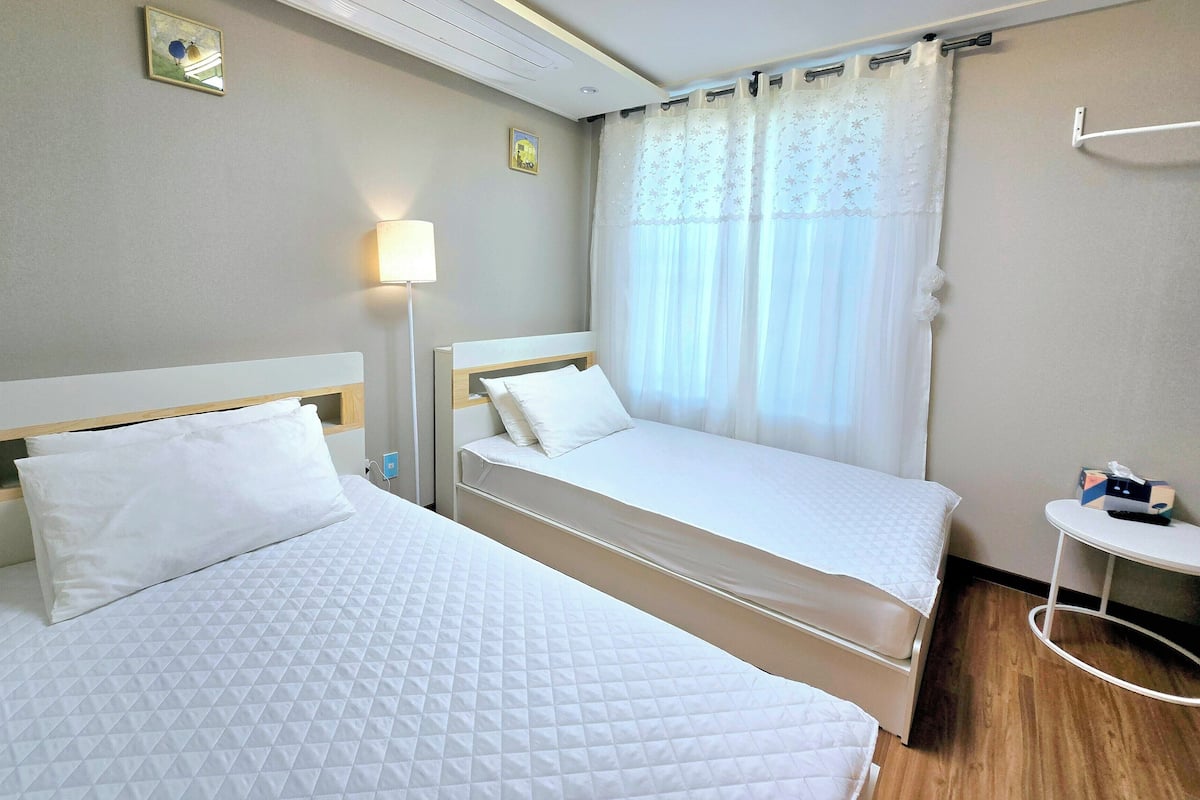 Standard Twin Room, 2 Twin Beds, Non Smoking (non-Korean nationals only) | เครื่องนอนป้องกันสารก่อภูมิแพ้, โต๊ะทำงาน, พื้นที่ทำงานแบบใช้แล็ปท็อป