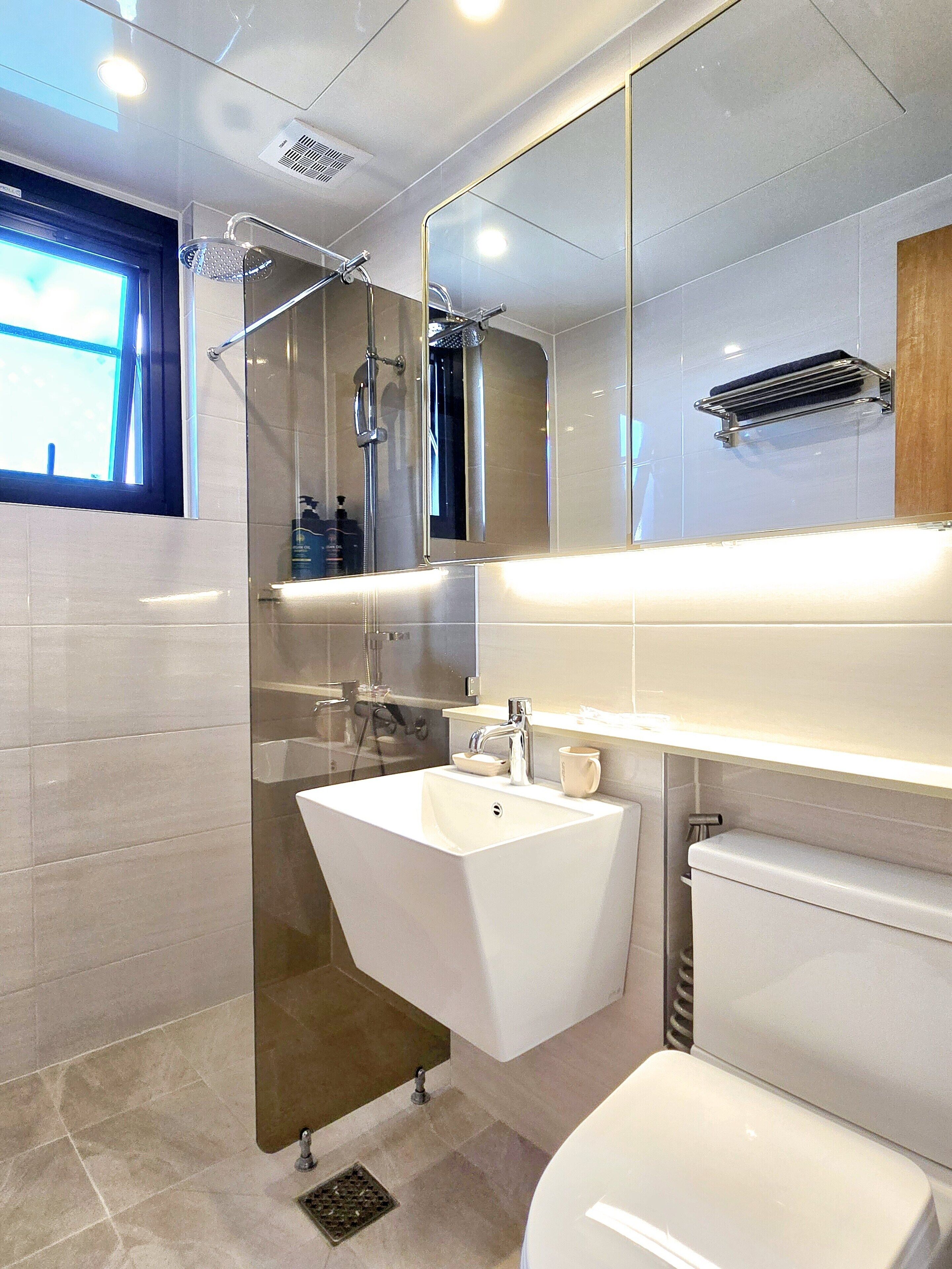 Douche, articles de toilette gratuits, sèche-cheveux