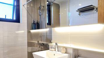 Douche, articles de toilette gratuits, sèche-cheveux