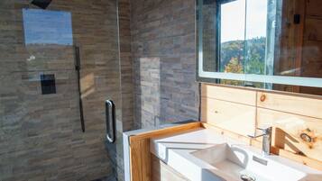 Een haardroger, handdoeken, zeep, shampoo