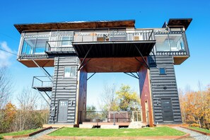 Un edificio moderno de varios niveles con balcones y ventanas amplias.