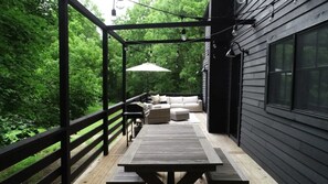Outdoor dining - The Creek House: A Creekside Retreat with Hot Tub and Electric Bikes (Railroad)