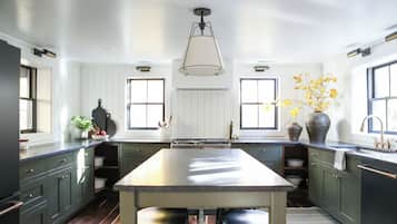 JÀÀkaappi, mikroaaltouuni, uuni, liesi