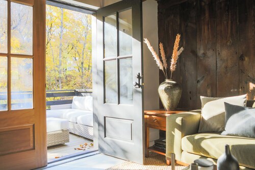 The Creek House: A Creekside Retreat with Hot Tub and Electric Bikes