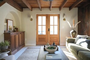 Una Smart TV, una chimenea, libros, un reproductor estéreo