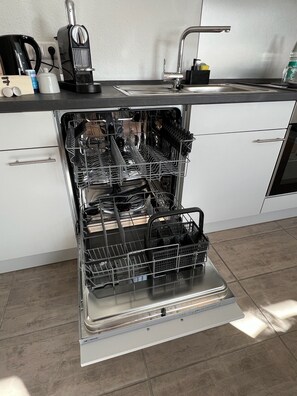 Een koelkast, een microgolfoven, een oven, een kookplaat