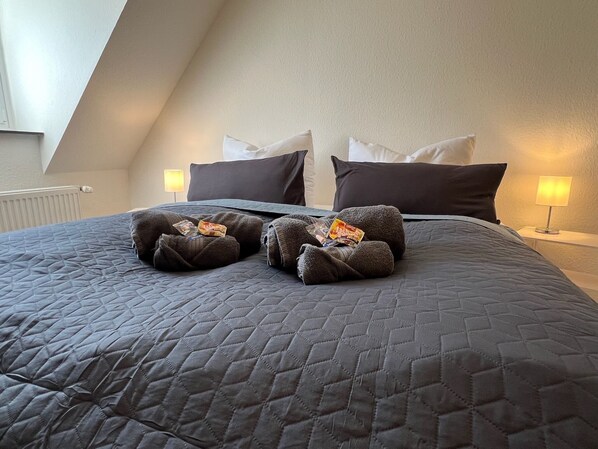 1 slaapkamer, een strijkplank/strijkijzer, reisbedje, internet