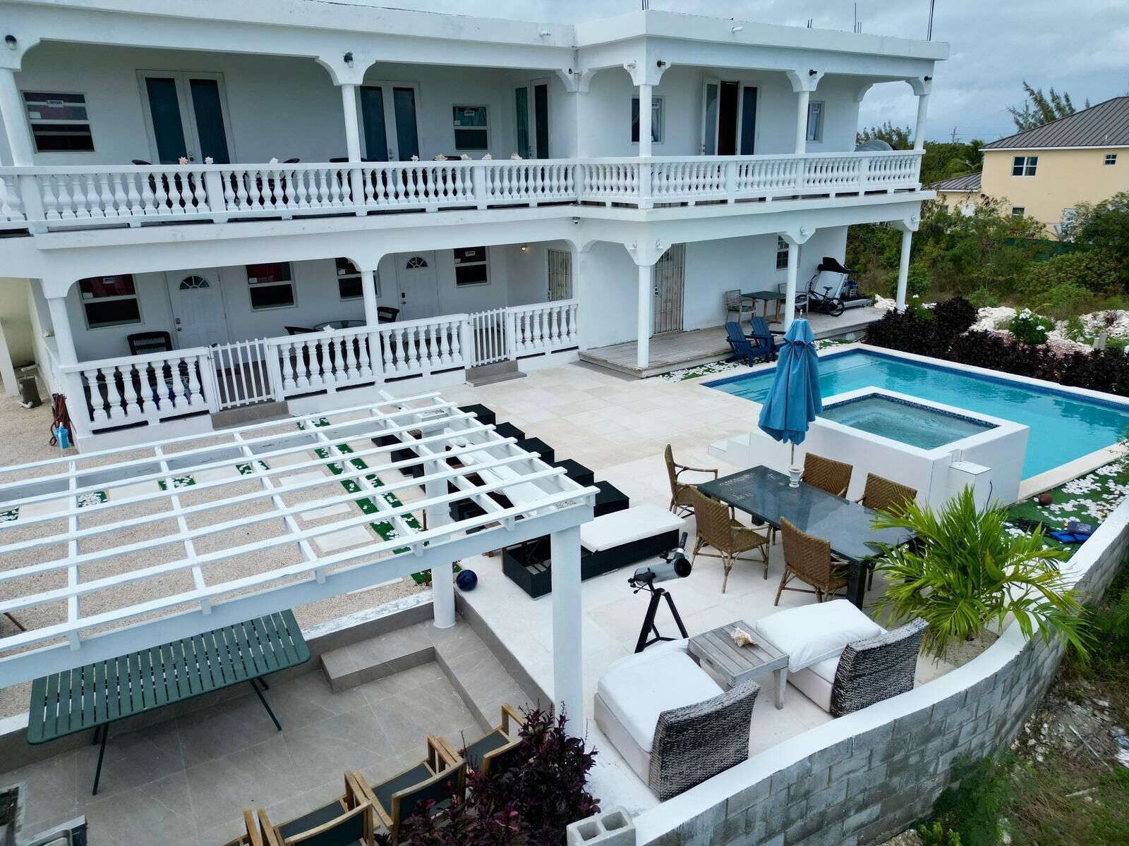 Vista frontal de la propiedad