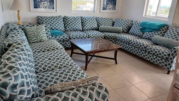 Apartment, Balkon | Wohnbereich | 40-Zoll-Fernseher mit Satellitenempfang