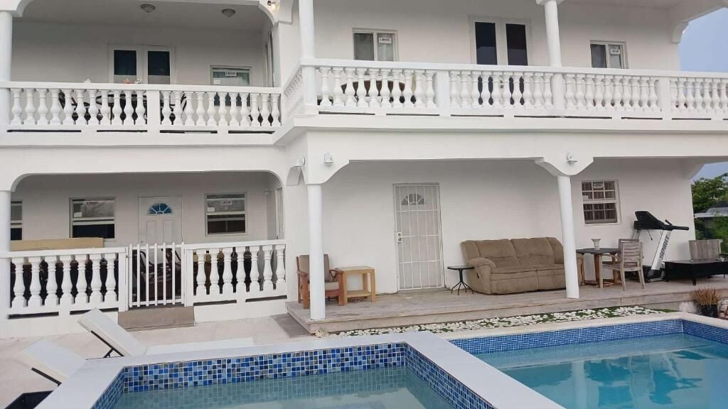 Vista frontal de la propiedad