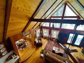 Smart-TV, Kamin, Bücher, Musikbibliothek