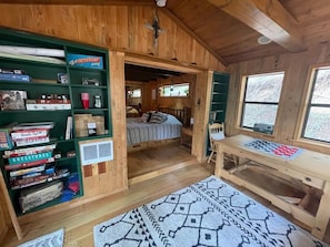 2 quartos, escrivaninha, ferros/tábuas de passar roupa, berço de viagem