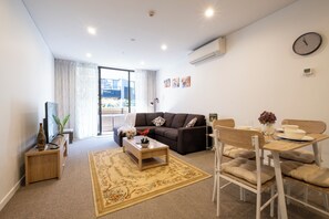 TV - Modern, Ground Floor, CBD, Free Parking, 2-3 Beds (Christchurch)