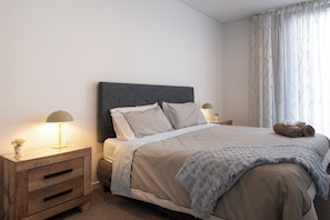 2 bedrooms, iron/ironing board, travel cot, WiFi - Modern, Ground Floor, CBD, Free Parking, 2-3 Beds (Christchurch)