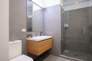 Hair dryer, towels - Modern, Ground Floor, CBD, Free Parking, 2-3 Beds (Christchurch)
