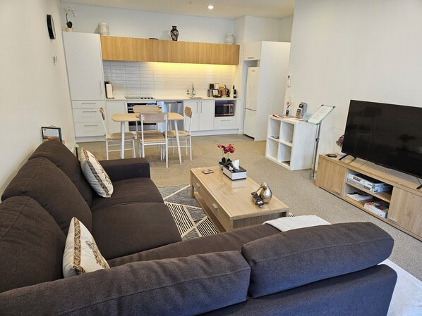 TV - Modern, Ground Floor, CBD, Free Parking, 2-3 Beds (Christchurch)