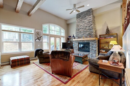 Mountainside resort condo, hot tub, gas fireplace, bus to slope, wifi, w/d