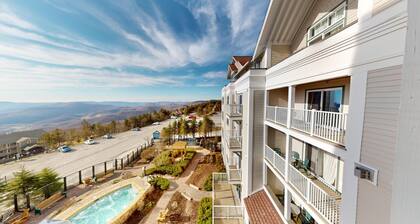 Seneca Lodge in Snowshoe Village - Steps to Ski Slopes