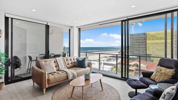 Apartamento, 2 quartos, vista para o oceano | Área de estar | TV de tela plana