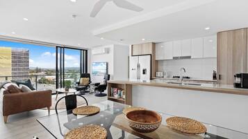 Apartamento, 2 habitaciones, vistas al mar | Servicio de comidas en la habitación