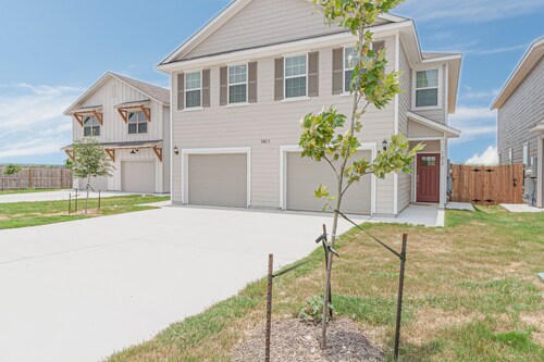 Charming 3-bedroom townhome in San Antonio with WiFi and AC