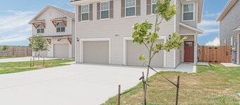 Charming 3-bedroom townhome in San Antonio with WiFi and AC