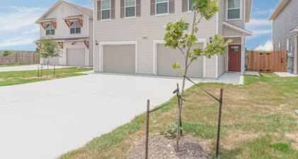 Charming 3-bedroom townhome in San Antonio with WiFi and AC