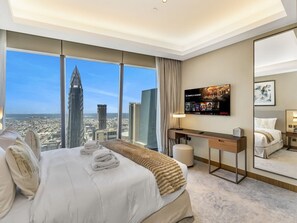 Työpöytä, silitysrauta/-lauta, Wi-Fi, vuodevaatteet