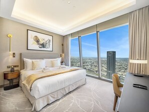 Een bureau, een strijkplank/strijkijzer, wifi, beddengoed