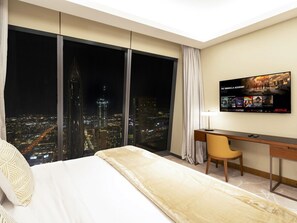 2 bedrooms, desk, iron/ironing board, WiFi
