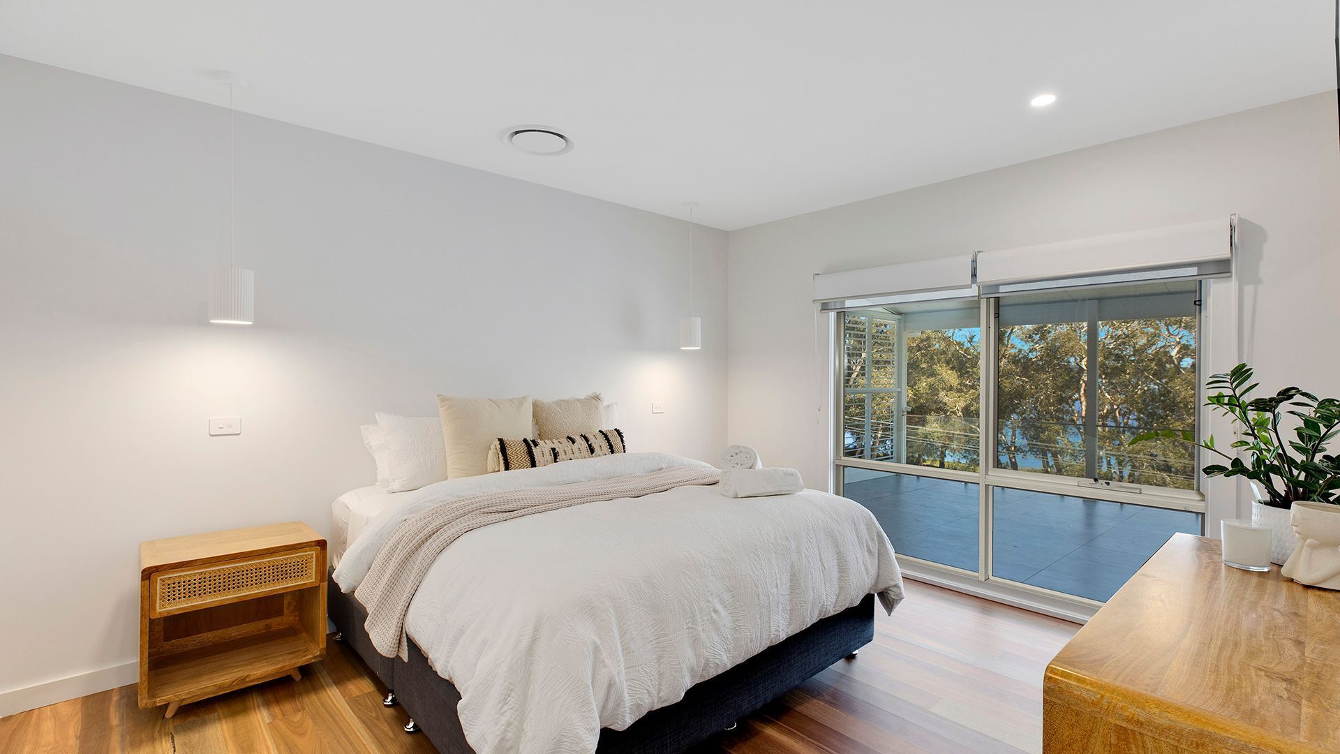 5 bedrooms, iron/ironing board, WiFi, bed sheets