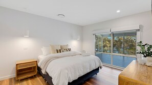 5 bedrooms, iron/ironing board, WiFi, bed sheets