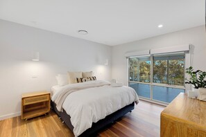 5 bedrooms, iron/ironing board, WiFi, bed sheets