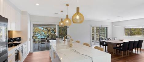 Jääkaappi, mikroaaltouuni, uuni, leivänpaahdin