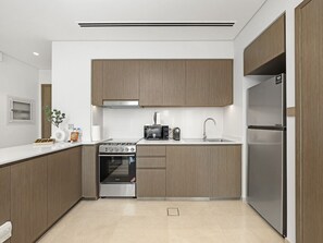 Geladeira, micro-ondas, fogão, cooktop