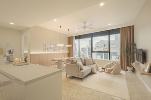 Premium-Apartment, 3 Schlafzimmer, Stadtblick | Wohnbereich | 40-Zoll-LED-Fernseher mit Digitalempfang