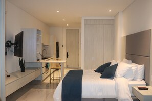 2 bedrooms, desk, iron/ironing board, WiFi