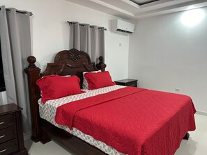 3 habitaciones, tabla de planchar con plancha, wifi y ropa de cama 