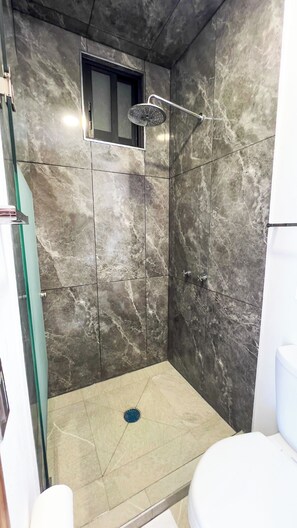 Dusche, Handtücher, Seife, Shampoo