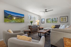 Living area - Charming Home - 1 Mile from Whiskey Row and Downtown Prescott (Prescott)