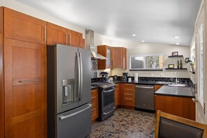 Private kitchen - Charming Home - 1 Mile from Whiskey Row and Downtown Prescott (Prescott)