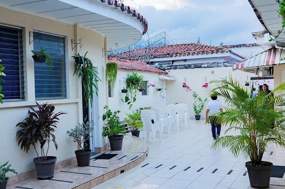 HOSTAL CASA LUNA