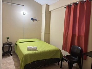 Hypo-allergenic bedding, desk, laptop workspace, rollaway beds - HOSTAL CASA LUNA (Santa Ana)