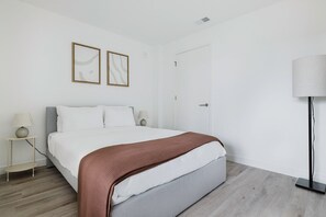 1 habitación, tabla de planchar con plancha, wifi y ropa de cama